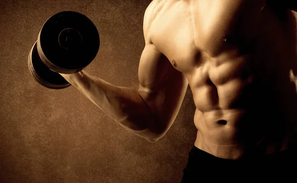 Kas formundaki vücut geliştirici sporcu ağırlık kaldırıyor 