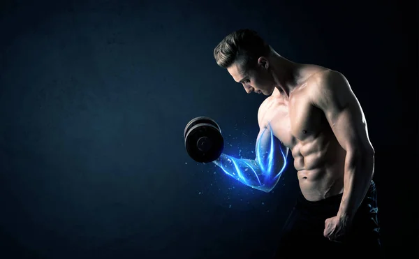 Nadaje się sportowiec podnoszenia ciężaru z niebieskim koncepcja światła mięśni — Zdjęcie stockowe