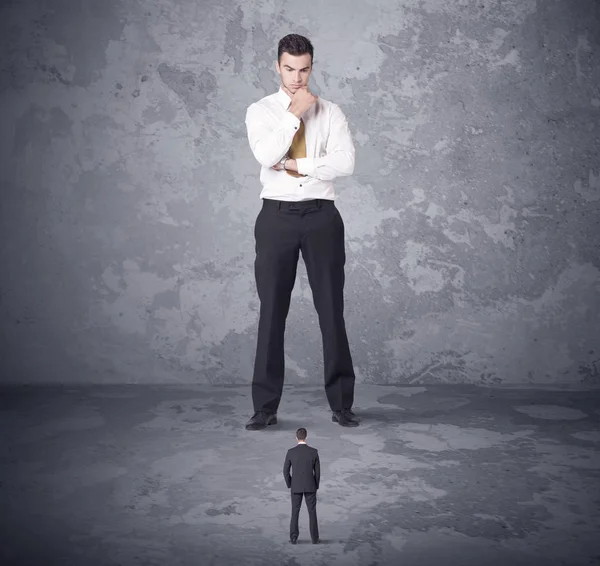 Big boss looking at tiny coworker — Stock Photo, Image