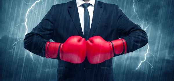 Empresário boxe na chuva — Fotografia de Stock