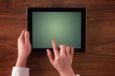 Tablet tutan eller iş