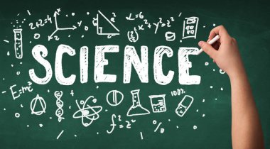 Olgun bilim adamı gemide çizim yapıyor.