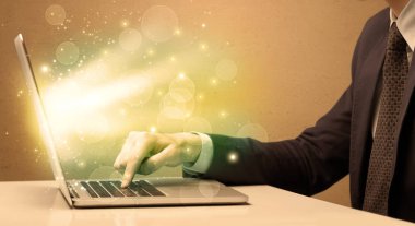 İşadamı laptopta hızlı çalışıyor.