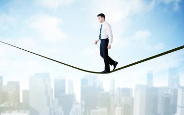 Şehrin yukarısındaki ip üzerinde yürüyen satıcısı