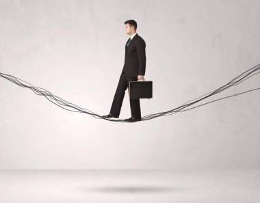 Satış kişi çizilmiş halatlar üzerinde Dengeleme