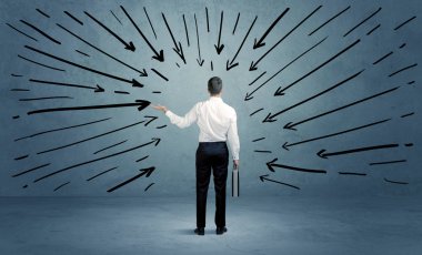 Ayakta duran erkek bir hata yaptı.