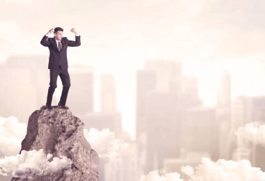 Tehlikeli cliff üzerinde emin iş adamı