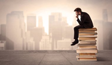 Kitap şehirde oturan adam