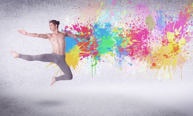 Renkli boyalarla zıplayan modern sokak dansçısı.