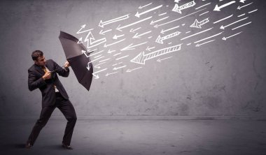 Şemsiyeli ve oklu bir iş adamı ona vuruyor.