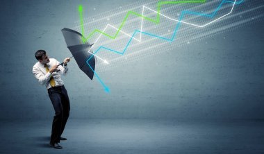 Şemsiye ve borsa okları kavramına sahip iş adamı
