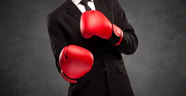 Boxning affärsman med röda boxningshandskar — Stockfoto