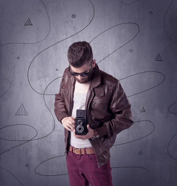 Hipster ragazzo con barba e fotocamera vintage — Foto Stock