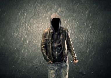 Kapüşonlu hayalet yüzlü adam