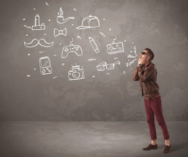 Komik hippi adam çizilmiş şeyler bağırıyor.