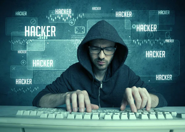 Hacker avec clavier et lunettes — Photo