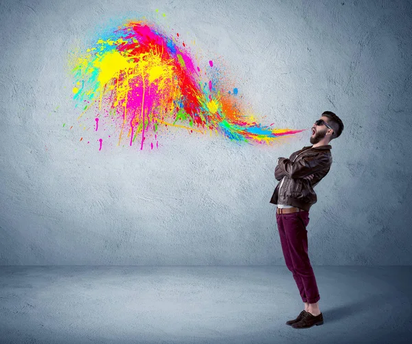 Hipster gars criant peinture colorée sur le mur — Photo