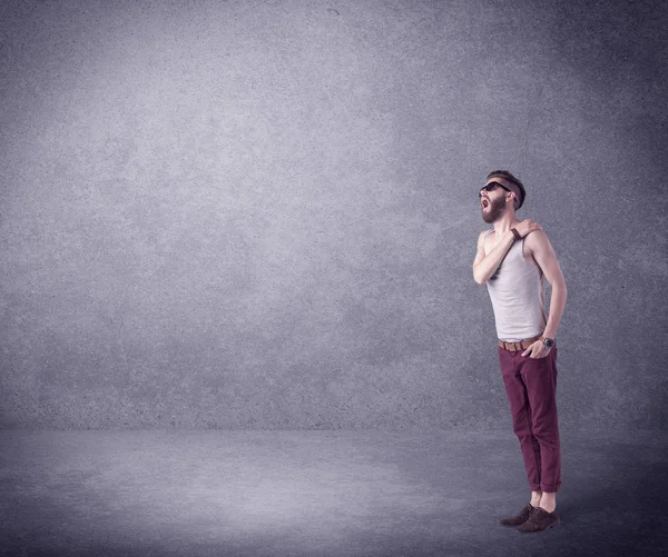 Modelo de moda gritando em espaço vazio — Fotografia de Stock