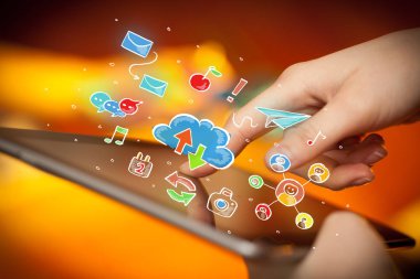 Tablet ile sosyal simgeler dokunmadan parmak