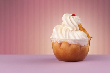 Lezzetli pasta boşaltmak ile renkli arka plan üzerinde