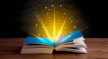 Kitap üzerinde sarı ışık