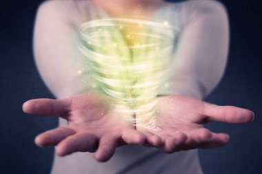 Kadın holding yeşil kasırga