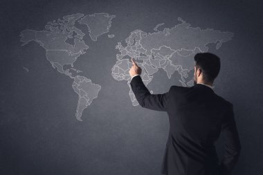 Dünya haritası olan iş adamı