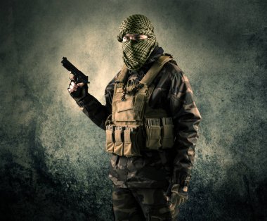 Eski adam Maskeli silahlı askerlerle portresi