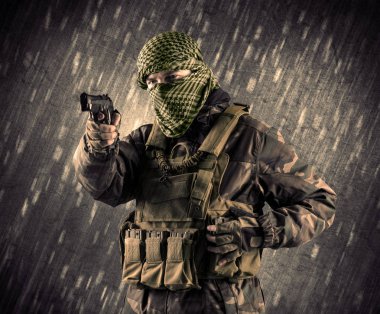 Yağmurlu arka plan üzerinde Maskeli silahlı terörist adam