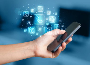 El smartphone telefon app simgeleri ile tutarak