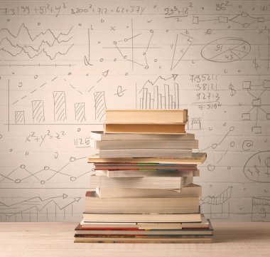 Karalama stilinde yazılmış matematik formülleri olan bir yığın kitap.