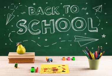 Okula geri dön. Tahta ve öğrenci masası.