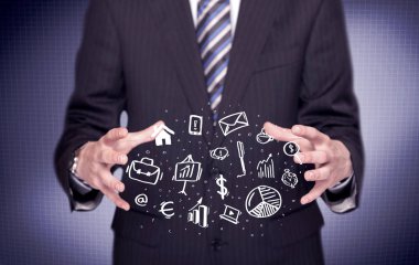 Avuçlarında çizim simgeleri olan bir ofis çalışanı