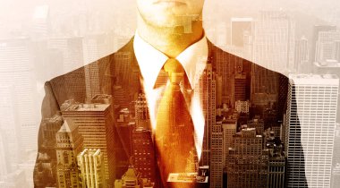 Şehrin arka planına bakan bir iş adamı