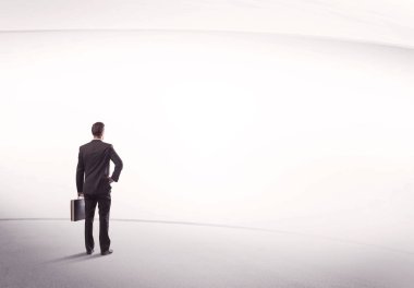 Çantası yerinde duran bir iş adamı.