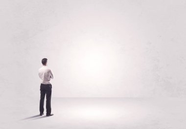 Saf hiçliğin içinde duran bir finans işçisi