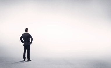 Boş beyaz arkaplanı olan satıcı