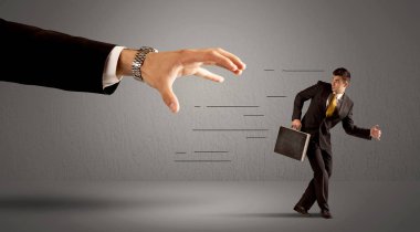 İş adamı büyük bir elden kaçıyor.