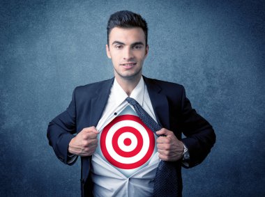 İş adamı göğsünde hedef işareti olan gömleğini yırtıyor.