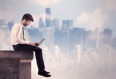 Yüksek bir binanın tepesinde oturan satıcı.