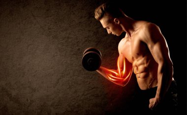 Formda vücut geliştirici, kırmızı kas konseptiyle ağırlık kaldırıyor.