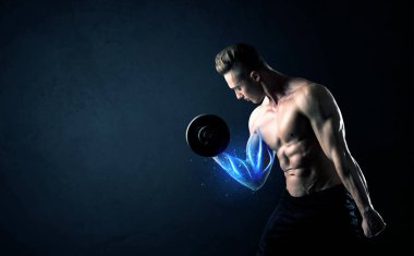 Formda sporcu mavi kas ışığı konseptiyle ağırlık kaldırıyor