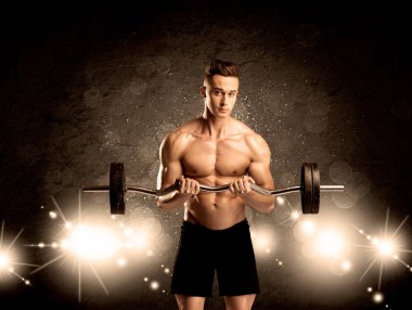 Güçlü seksi erkek vücut çalışıyor.