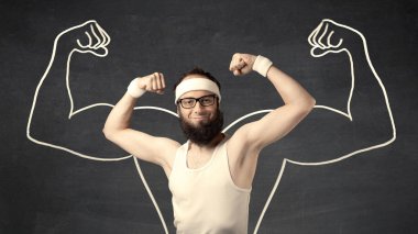 Çekici kasları olan zayıf genç bir adam.