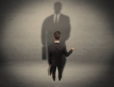 İş adamı büyük gölge kavramına bakıyor