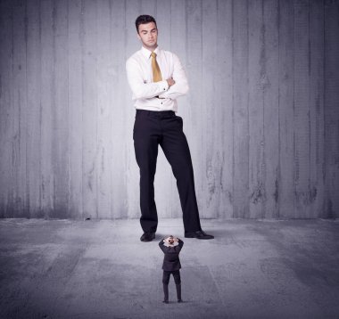 Büyük patron küçük iş adamına lokma atıyor.