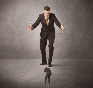 Büyük iş adamı küçük işçilere bakıyor.