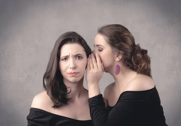 Mädchen erzählt ihrer Freundin geheime Dinge — Stockfoto