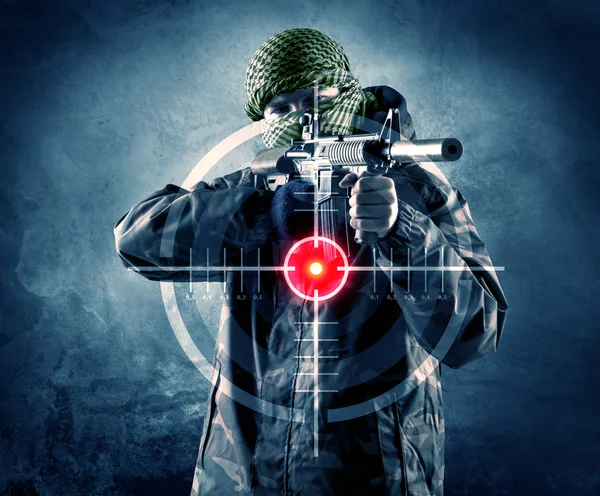 Maskerade terrorist man med pistol och laser target på hans kropp — Stockfoto