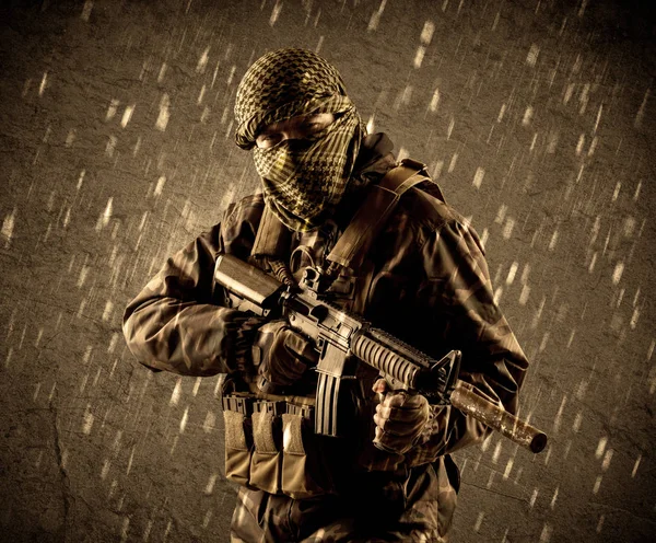 汚れた ra のマスクと危険な武装テロリスト兵士 — ストック写真